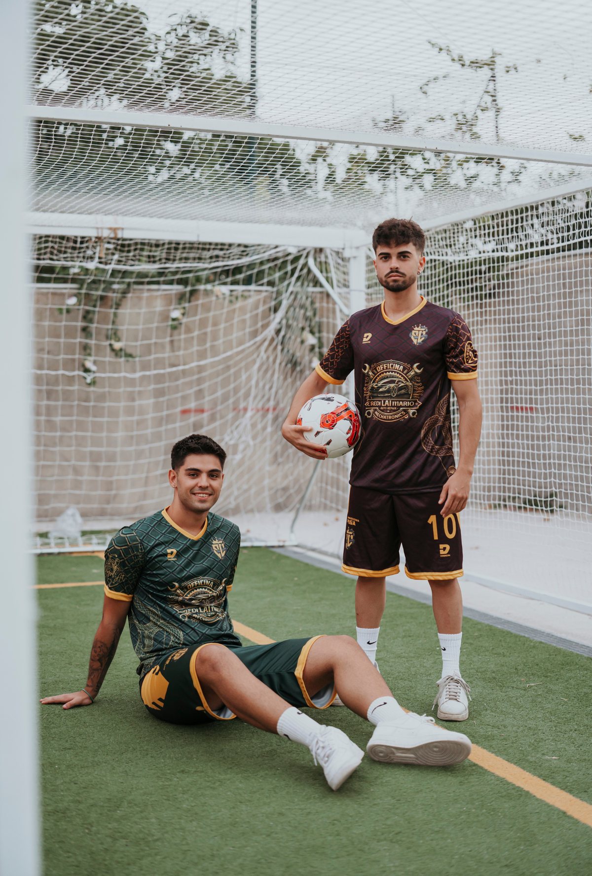 Due giocatori con kit Dinicri personalizzati su un campo da calcio